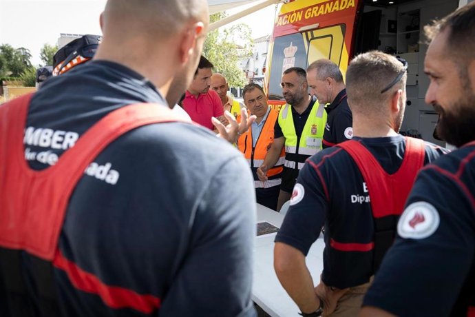 Francis Rodríguez ha visitado el Puesto de Mando Avanzado (PMA) desplegado por la institución provincial en Ogíjares desde el que se está coordinando el dispositivo de los Bomberos de la institución provincial para hacer frente a los daños por los seísmos