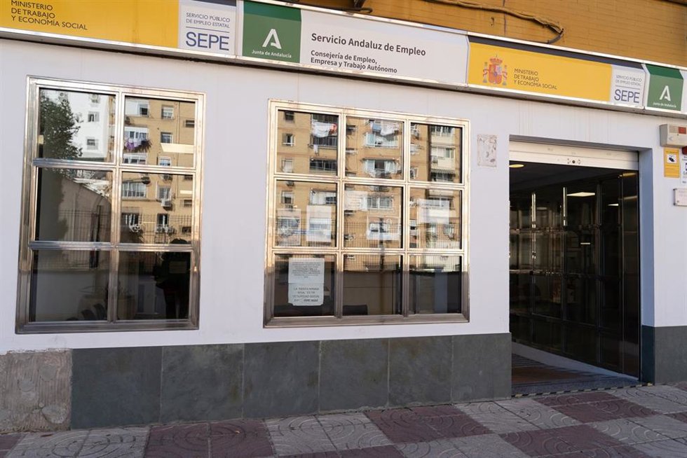 Archivo - Fachada de una oficina del (SEPE), a 28 de febrero de 2023 en Sevilla, (Andalucía, España).Recursos de oficinas Servicio Público de Empleo Estatal (SEPE)