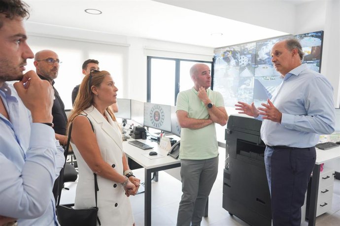 El consejero de Digitalización de la Comunidad de Madrid, Miguel López-Valverde, visita San Martín de Valdeiglesias para explicar a las empresas afectadas por los incendios de este verano las ayudas del Gobierno regional.