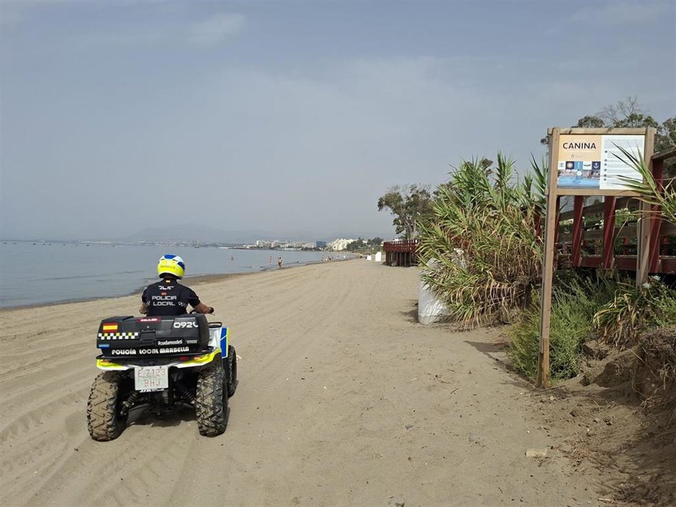 Policía Local de Marbella en una playa