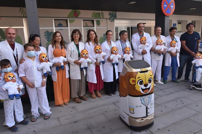 Presentación de la nueva mascota en la puerta del Hospital Reina Sofía