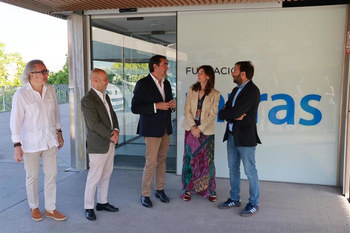El consejero de Industria, Universidades, Empleo y Comercio, Juan Carlos Suárez-Quiñones, visita la sede de Ensuma, de Intras, en Valladolid.