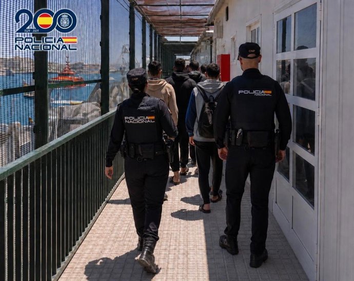 Agentes de Policía Nacional en el CATE de Almería.