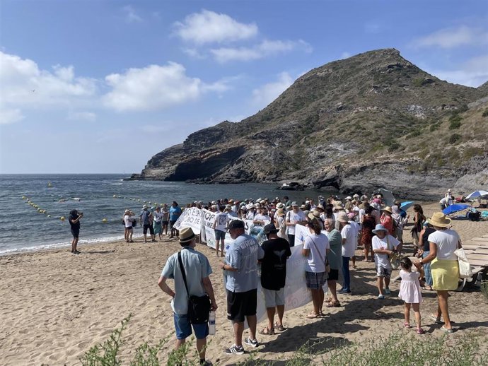 Manifestación en Cala Reona pr los vertidos de la depuradora Sur del Mar Menor
