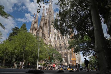 Varios turistas caminan en las inmediaciones de la Sagrada Familia, a 6 de agosto de 2026, en Barcelona, Cataluña (España).