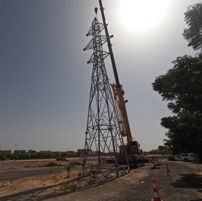Archivo - Endesa y el Ayuntamiento de Sevilla desmantelan las torres de alta tensión del recinto ferial.
