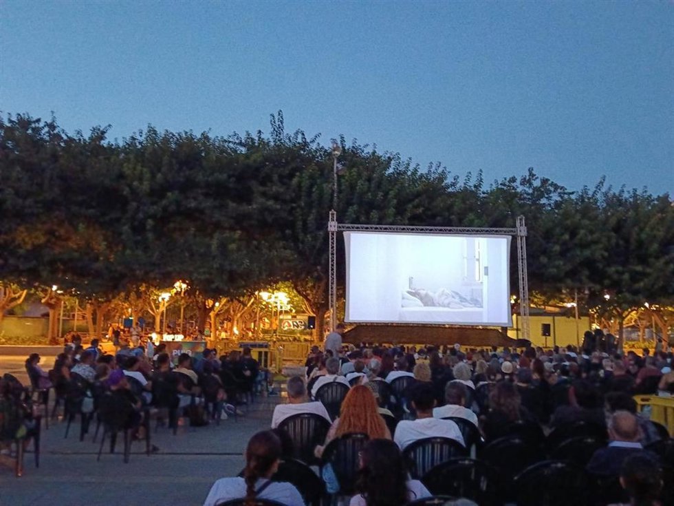Proyección de una película en el marco del ciclo Cinema a la Fresca