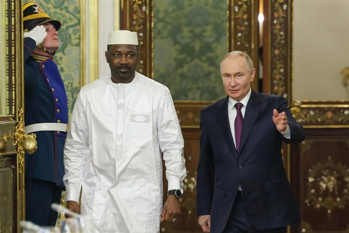 Archivo - El presidente de Rusia, Vladímir Putin junto al presidente interino de Malí, Assimi Goita, durante una reunión en el Kremlin en 2025.