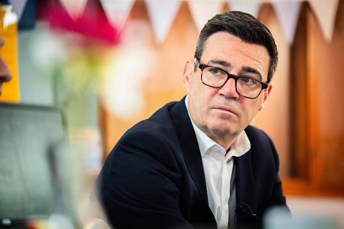 El primer ministro británico, Andy Burnham, durante una visita a Stevenage.
