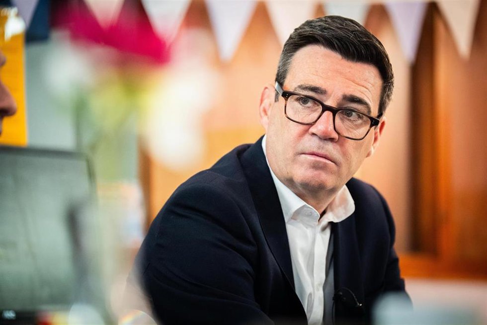 El primer ministro británico, Andy Burnham, durante una visita a Stevenage.