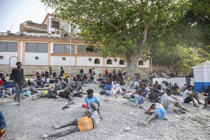 Varios migrantes, a 1 de agosto de 2026, en Ceuta (España). 