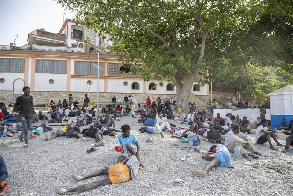 Varios migrantes, a 1 de agosto de 2026, en Ceuta (España). 