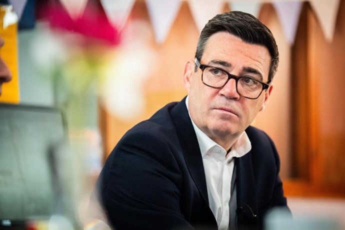 12 de agosto de 2026, Reino Unido, Stevenage: O primeiro-ministro britânico Andy Burnham é fotografado durante uma visita ao Centro Comunitário Oval, em Stevenage, para se reunir com cuidadores preocupados com o custo de vida, enquanto continua sua turnê 