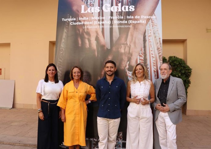 La diputada provincial María del Carmen Martínez, y la concejala delegada municipal de Fiestas, Rebeca Muñoz, participan en la presentación del 52 Festival Folclórico Internacional 'Las Galas' de Ronda.