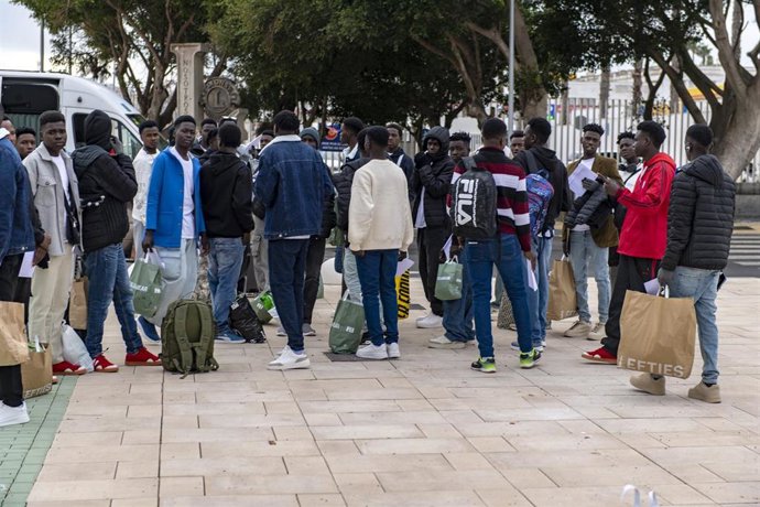 Archivo - Varias personas salen del Centro de Estancia Temporal de Inmigrantes (CETI) de Ceuta