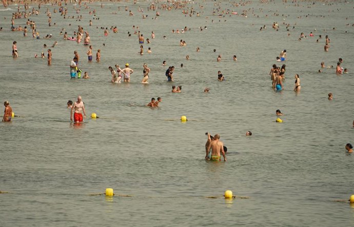 Archivo - Bañistas en la playa de la Malvarrosa, a 10 de agosto de 2023, en Valencia
