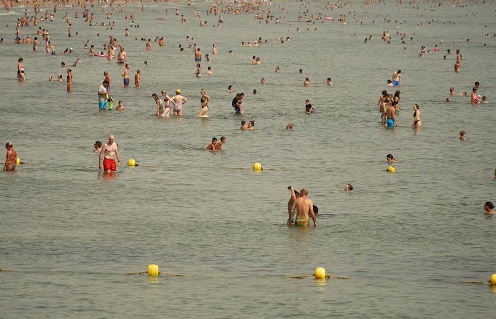 Archivo - Bañistas en la playa de la Malvarrosa, a 10 de agosto de 2023, en Valencia
