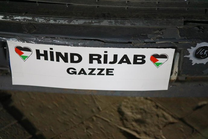 Archivo - October 2, 2025: Gaziantep, Turkiye. 02 October 2025. A car symbolising the vehicle where Palestinian child Hind Rajab was killed by Israeli soldiers in Gaza is displayed at a vigil in solidarity with Gaza and the Global Sumud Flotilla. Painting