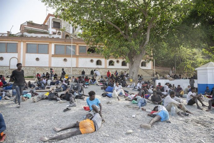 Varios migrantes, a 1 de agosto de 2026, en Ceuta (España). Tras la crisis migratoria desatada el pasado jueves 30 de julio, el flujo de personas cruzando a nado desde Marruecos a Ceuta ha finalmente cesado durante la mañana de este sábado. El movimiento 