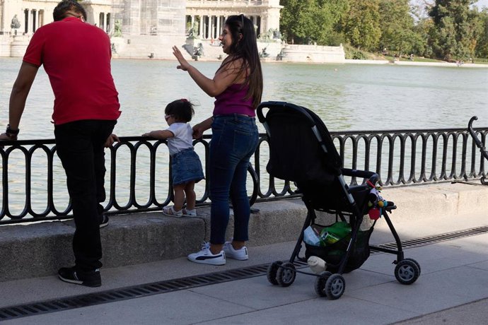 Archivo - Una familia en el Parque de El Retiro, en Madrid (España). 