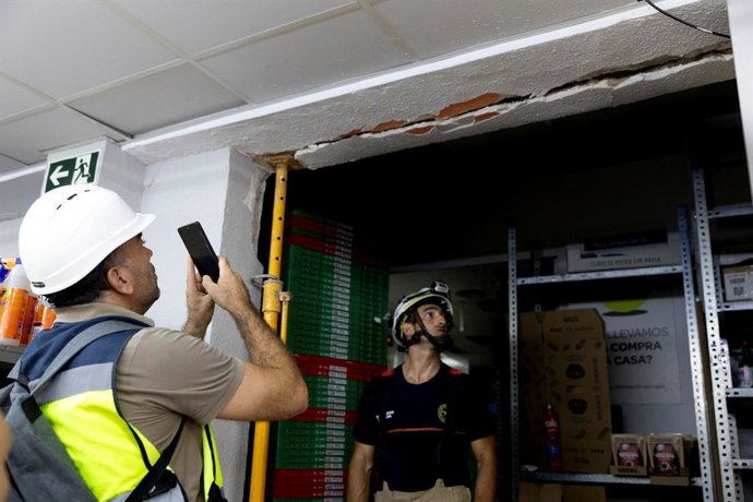 Arquitectos técnicos revisan una de las indicencias recibidas