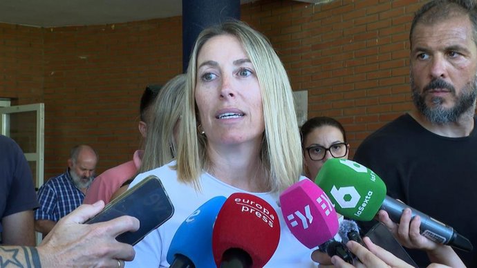 La presidenta de la Junta de Extremadura, María Guardiola, en declaraciones a los medios tras visitar en Caminomorisco a evacuados por el incendio en Pinofranqueado