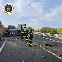 Imagen de los camiones accidentados tras un choque frontal en la N-IV