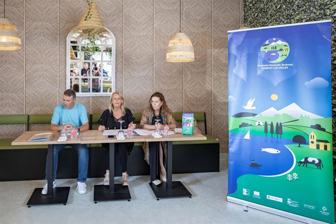 La consejera de Desarrollo Rural, Ganadería, Pesca y Alimentación, María Jesús Susinos, asiste a la firma de contratos del grupo de acción local Campoo Los Valles