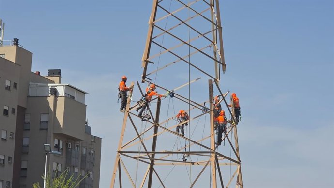 Desmontaje de las torres de alta tensión de la Costera Norte