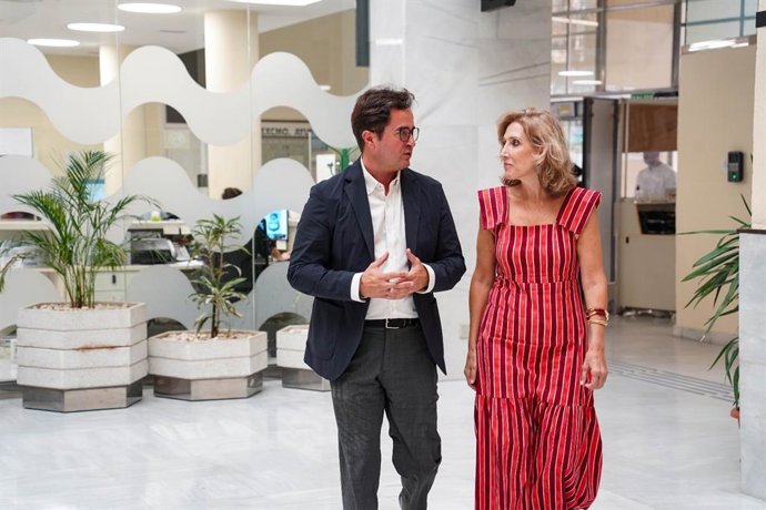 El delegado de la Junta en Almería, Francisco Góngora, y la alcaldesa de El Ejido, Julia Ibáñez.