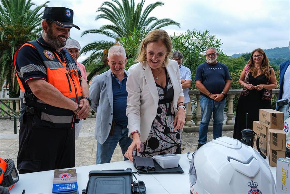 La consejera de Presidencia, Justicia, Seguridad y Simplificación Administrativa, Isabel Urrutia, entrega el nuevo material y equipamiento a la agrupación de Protección Civil de Villaescusa.