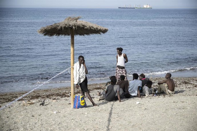Varios migrantes, a 1 de agosto de 2026, en Ceuta (España).