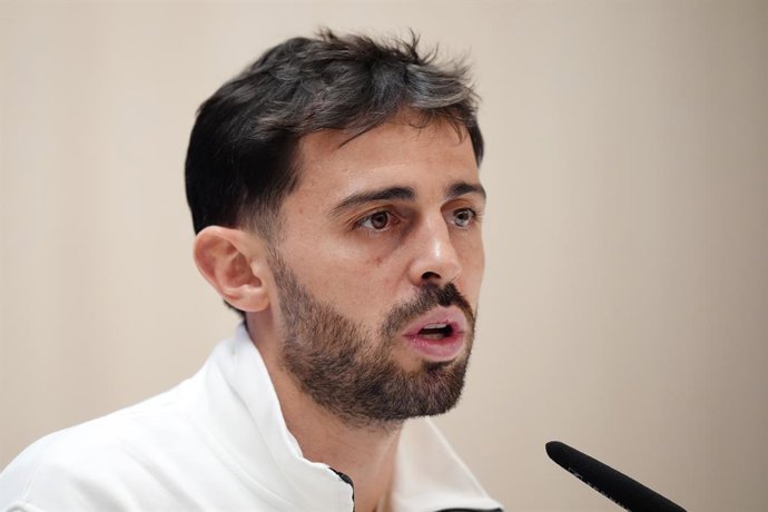Archivo - Arquivo - 9 de dezembro de 2025, Espanha, Madri: Bernardo Silva, do Manchester City, fala durante uma coletiva de imprensa antes da partida de futebol da Liga dos Campeões da UEFA, na quarta-feira, entre Real Madrid e Manchester City. Foto: Mike