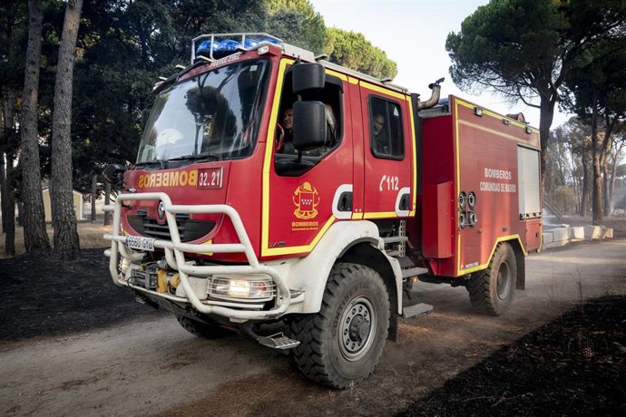 Camión de bomberos durante las labores de extinción del incendio forestal de la sierra oeste de Madrid, en la finca La Granjilla, a 26 de julio de 2026, en Cadalso de los Vidrios, Madrid (España). El incendio obligó a desalojar el sábado 25 de julio Cadal