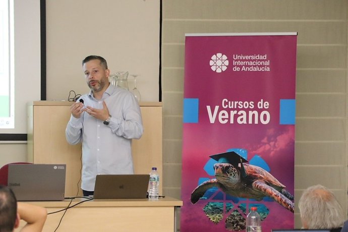 Diego Castillo en la ponencia del curso 'Fundamentos de inteligencia artificial'.