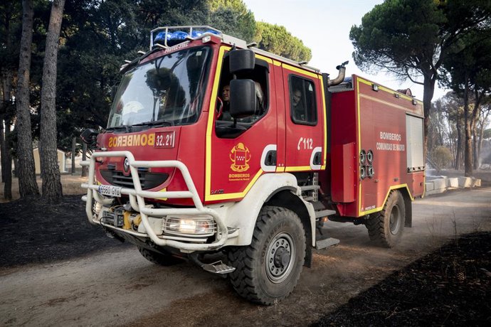 Caminhão de bombeiros durante as operações de combate ao incêndio florestal na serra oeste de Madri, na propriedade La Granjilla, em 26 de julho de 2026, em Cadalso de los Vidrios, Madri (Espanha). O incêndio obrigou à evacuação, no sábado, 25 de julho, d