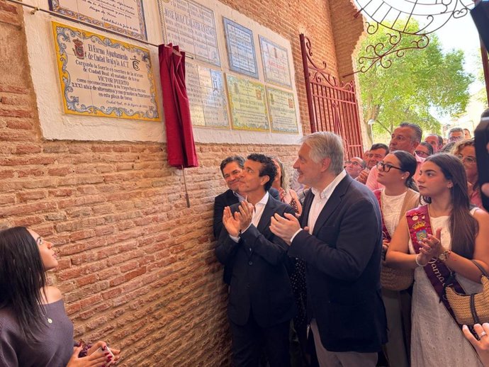 La plaza de toros de Ciudad Real rinde homenaje a la trayectoria de Víctor Puerto.