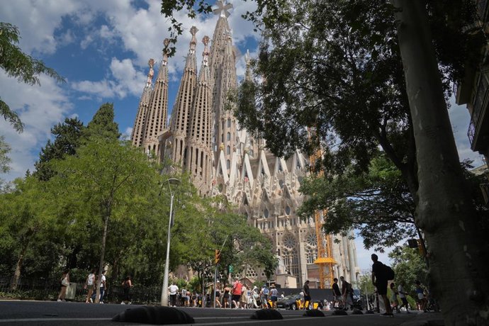 Diversos turistes caminen en els voltants de la Sagrada Família de Barcelona