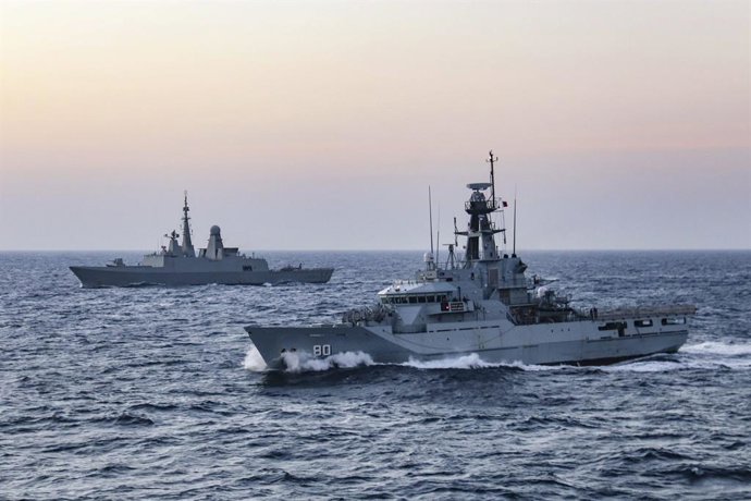 Archivo - Arquivo - 20 de novembro de 2020, Estreito de Bab El-Mandeb, Iêmen: A fragata “Makkah”, da classe Al Riyadh, da Força Naval Real da Arábia Saudita (no topo), escolta o navio de patrulha “Al Zubara”, da Força Naval Real do Bahrein, durante uma tr