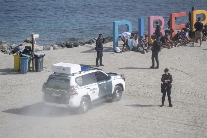 Agentes de la Guardia Civil controlan la playa, a 1 de agosto de 2026, en Ceuta (España). Tras la crisis migratoria desatada el pasado jueves 30 de julio.