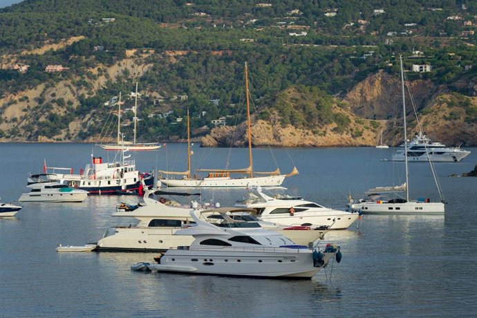 Archivo - Varios barcos fondeados en la cala de Porroig, a 25 de agosto, en Sant Josep de sa Talaia, Ibiza, Baleares (España). 
