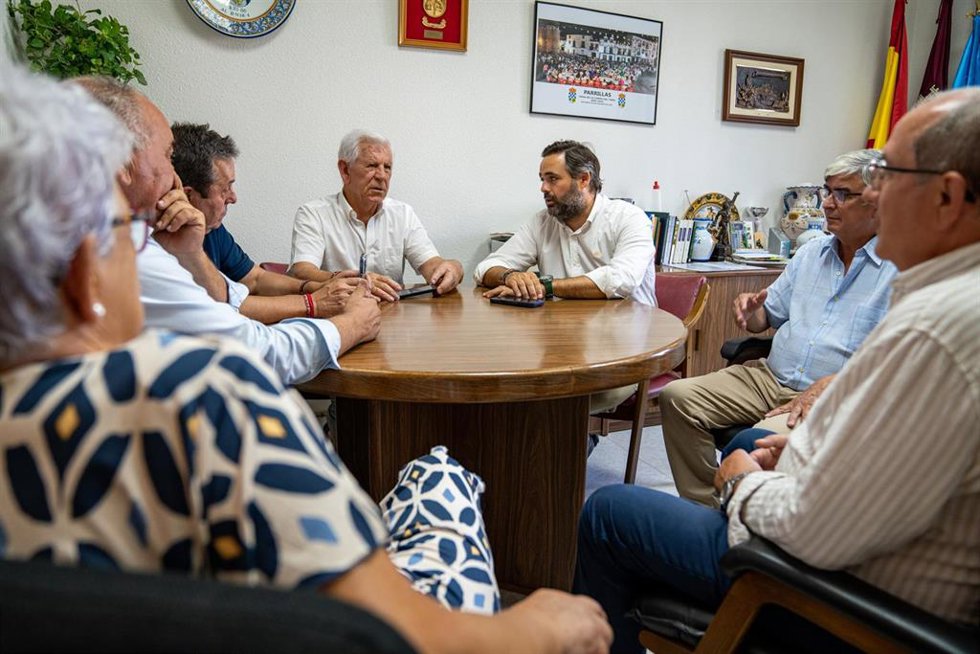 El presidente del Partido Popular de Castilla-La Mancha, Paco Núñez, junto al alcalde de Parrillas, Julián Lozano.