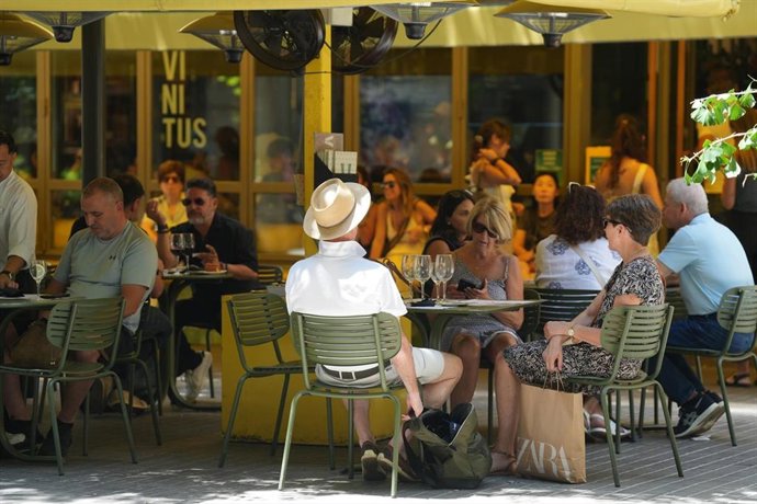 Archivo - (Foto De ARCHIVO) Varias Personas Sentadas En Una Terraza