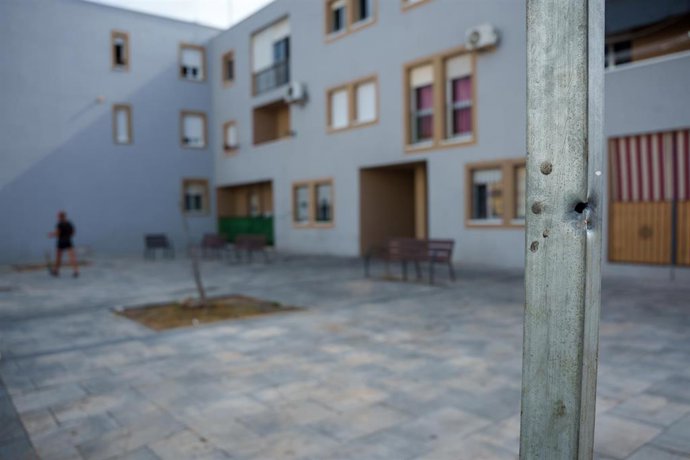 Imágenes del lugar del tiroteo donde han fallecido tres personas en Isla Cristina (Huelva).