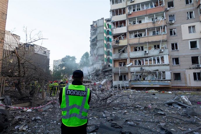 Archivo - Un policia ucraniano atiende a las labores de rescate tras un ataque ruso en Kiev, imagen de archivo.
