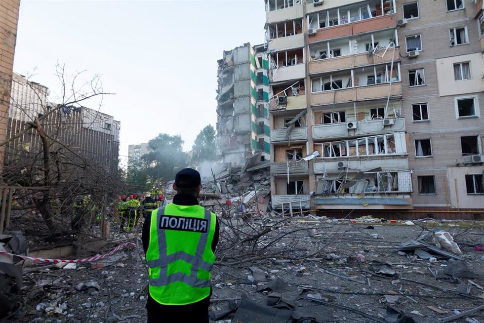 Archivo - Un policia ucraniano atiende a las labores de rescate tras un ataque ruso en Kiev, imagen de archivo.