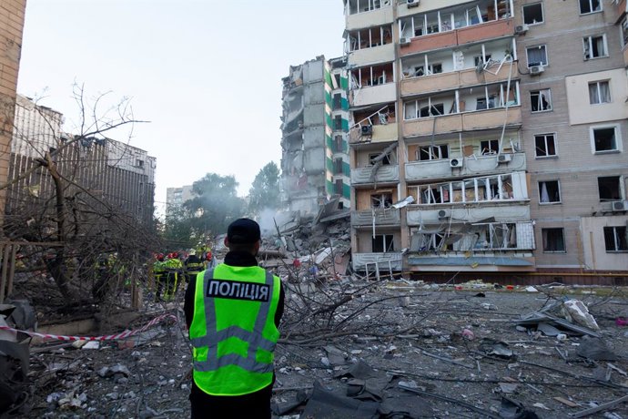 Archivo - Arquivo - 14 de maio de 2026, Kiev, Ucrânia: Um policial observa as equipes de resgate trabalhando em prédios residenciais de nove andares danificados por um ataque com mísseis e drones russos em Kiev, na Ucrânia, em 14 de maio de 2026. A Rússia
