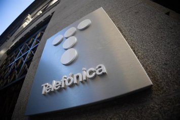 Archivo - Fachada del edificio de Telefónica en la Gran Vía de Madrid.