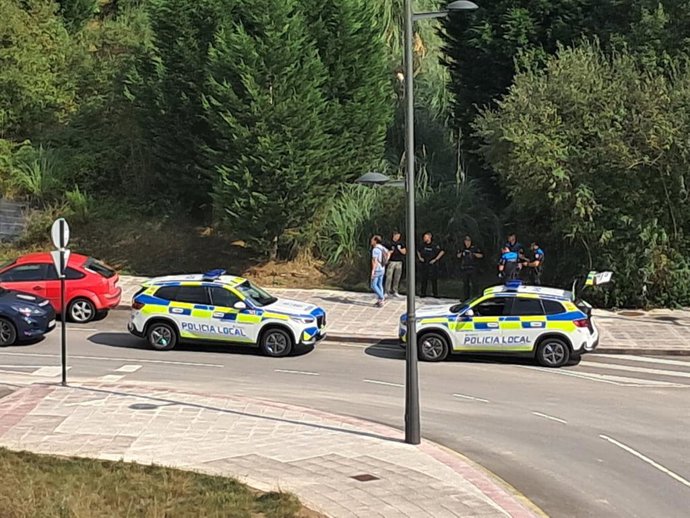 Zona en la que hya aparecido el cadáver con la presencia policial.