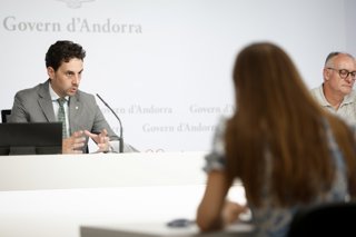 El ministre de Medi ambient, Guillem Casal, i el director del departament d'Agricultura, Josep Casals, en la roda de premsa per presentar la nova llei.